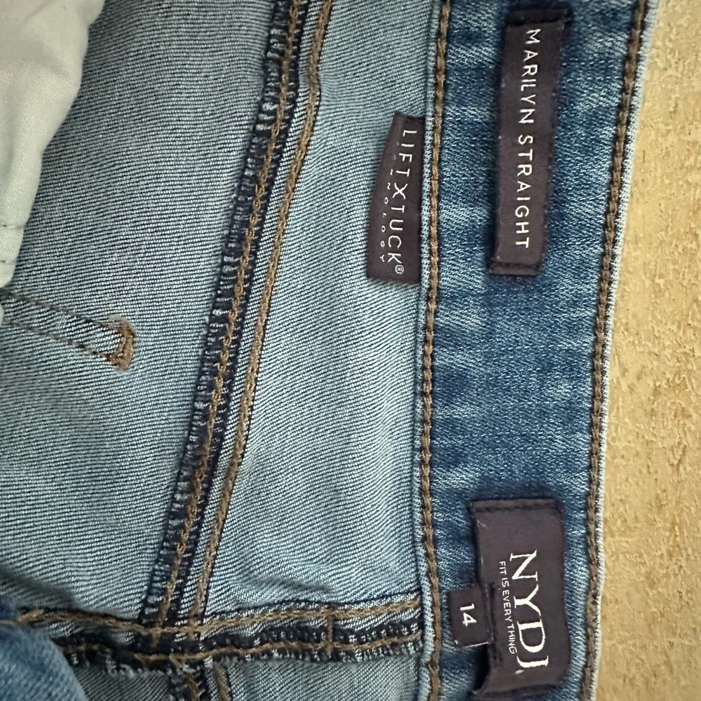 NYDJ Jeans Women's Size 14 Relaxed Straight Light Blue Liftxtuck Technology Pant